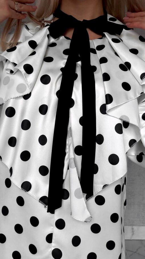 Elegancka bluzka w grochy z falbankami i wiązaniem na dekolcie - R431