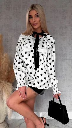 Elegancka bluzka w grochy z falbankami i wiązaniem na dekolcie - R431