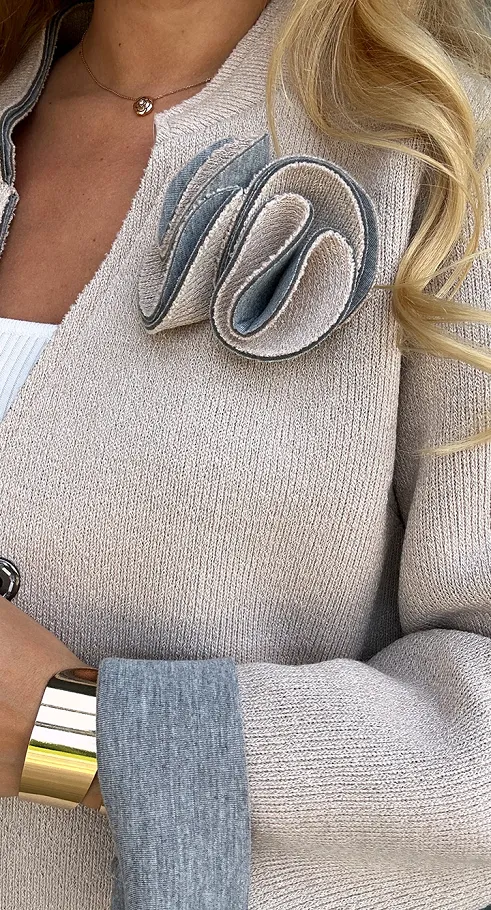 Usztywniany beżowo szary lekki płaszczyk z różą ONE SIZE - N580