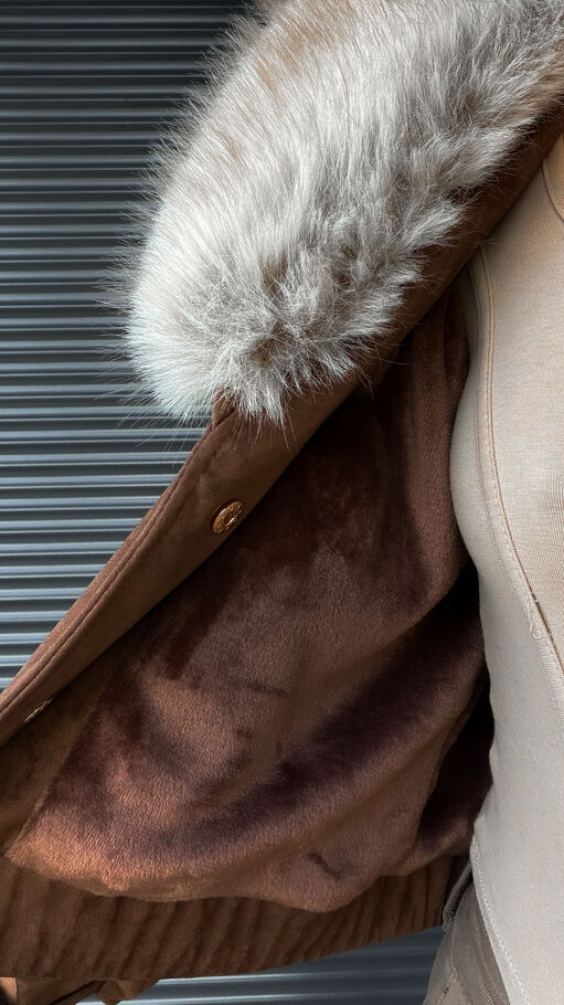 Mięciutka kurtka zamszowa ocieplana futerkiem mleczna CZEKOLADA - R333