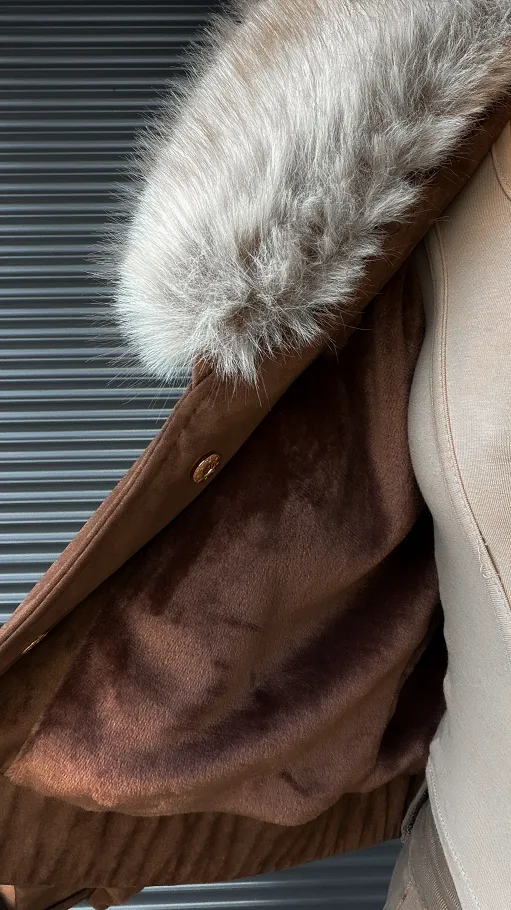 Mięciutka kurtka zamszowa ocieplana futerkiem mleczna CZEKOLADA - R333