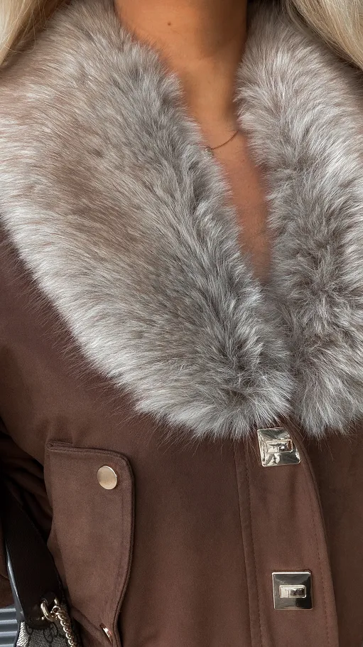 Mięciutka kurtka zamszowa ocieplana futerkiem mleczna CZEKOLADA - R333