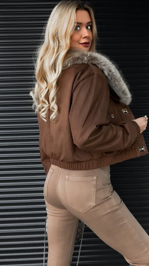 Mięciutka kurtka zamszowa ocieplana futerkiem mleczna CZEKOLADA - R333