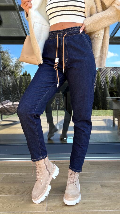 Elastyczne spodnie jeansowe MOM FIT z gumą w pasie - S264