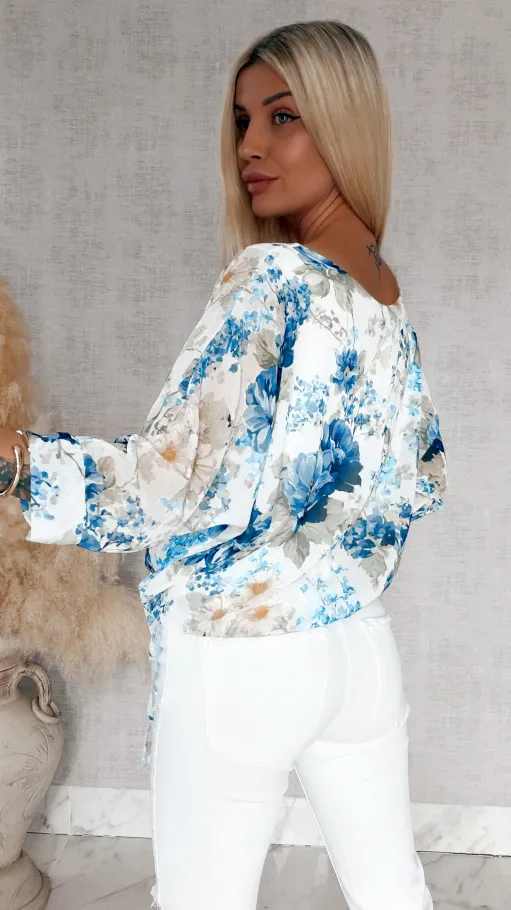 Wiosenna bluzka w niebieskie kwiaty z wiązaniem ONE SIZE - R834