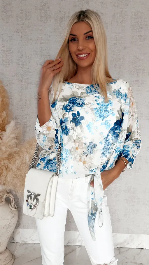 Wiosenna bluzka w niebieskie kwiaty z wiązaniem ONE SIZE - R834