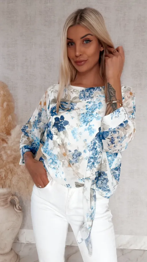 Wiosenna bluzka w niebieskie kwiaty z wiązaniem ONE SIZE - R834