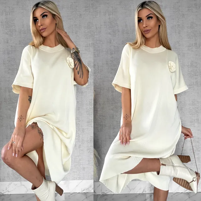 Luźna dzianinowa sukienka oversize z różą MASEŁKOWA - R443A