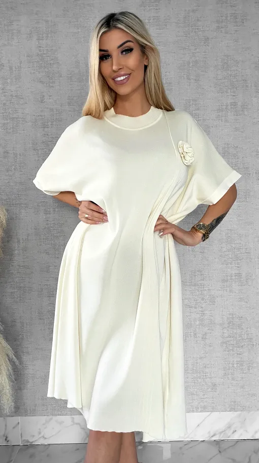 Luźna dzianinowa sukienka oversize z różą MASEŁKOWA - R443A