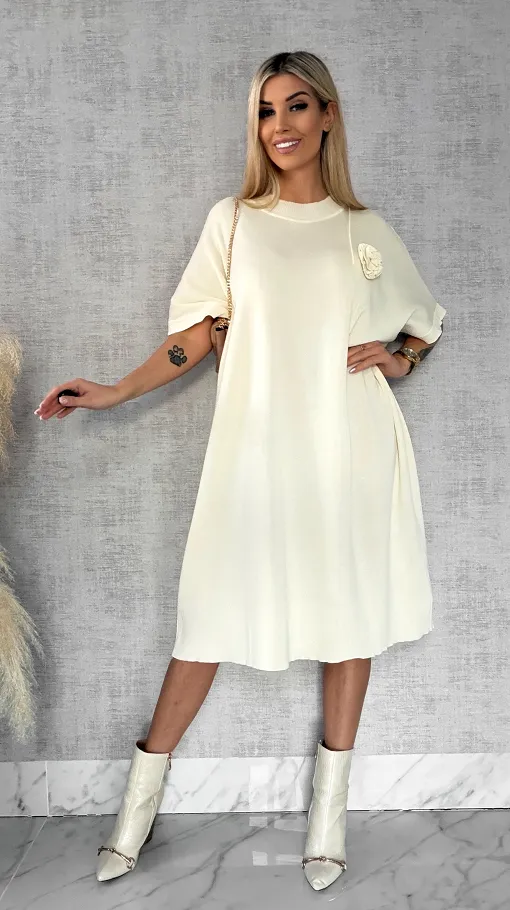 Luźna dzianinowa sukienka oversize z różą MASEŁKOWA - R443A