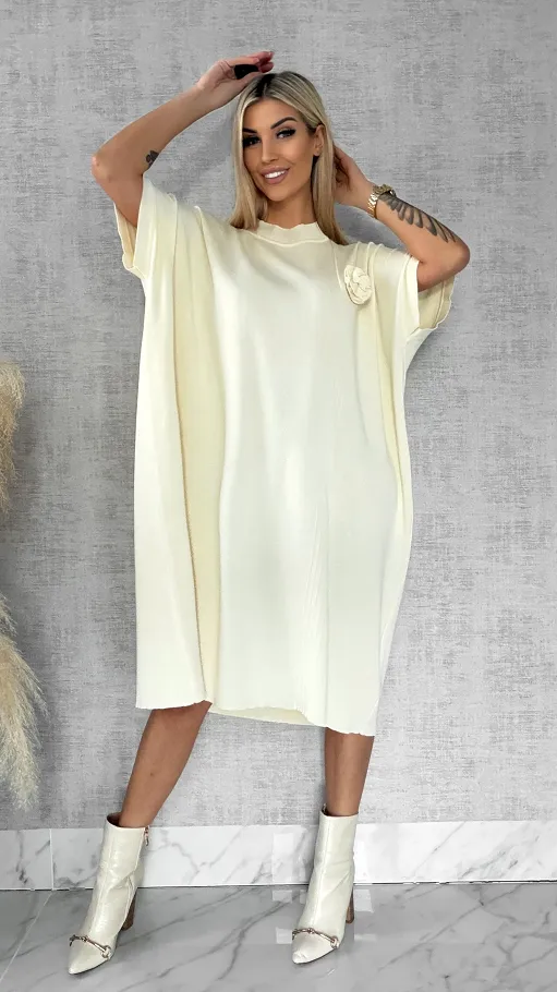 Luźna dzianinowa sukienka oversize z różą MASEŁKOWA - R443A