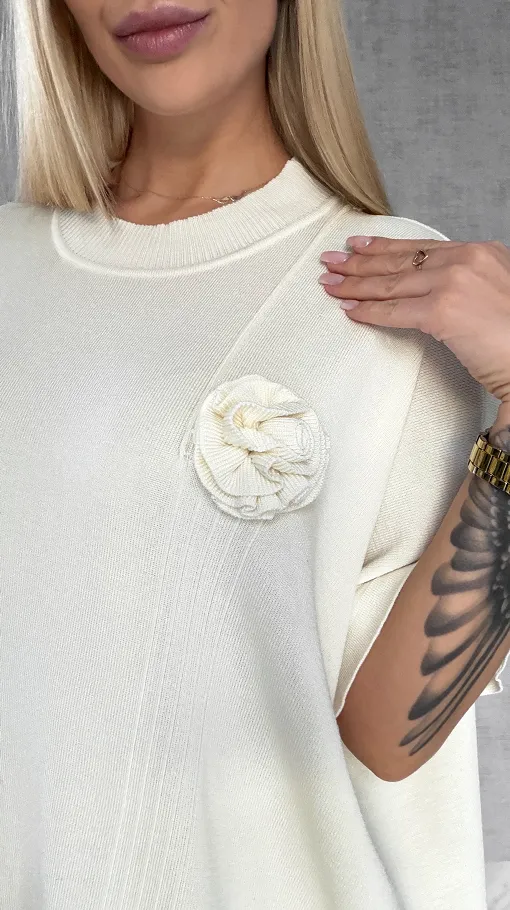 Luźna dzianinowa sukienka oversize z różą MASEŁKOWA - R443A