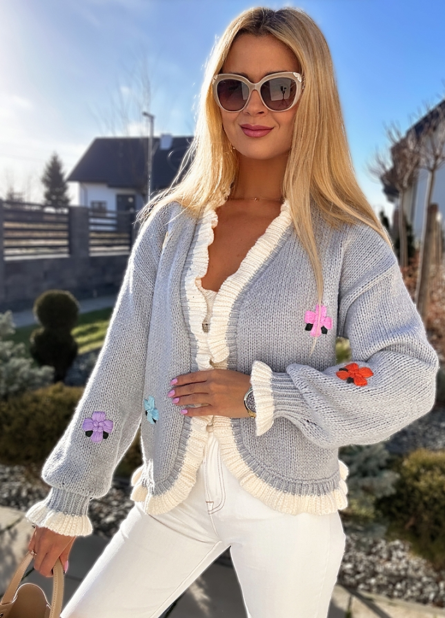 Ekskluzywny sweter z białą falbanką w kolorowe haftowane kwiaty - M723