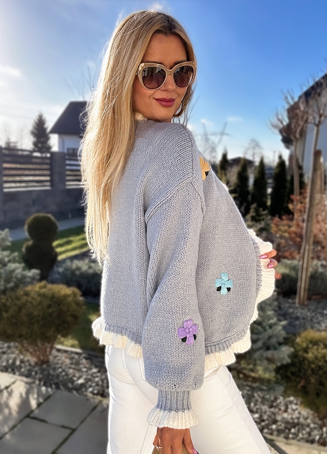 Ekskluzywny sweter z białą falbanką w kolorowe haftowane kwiaty - M723