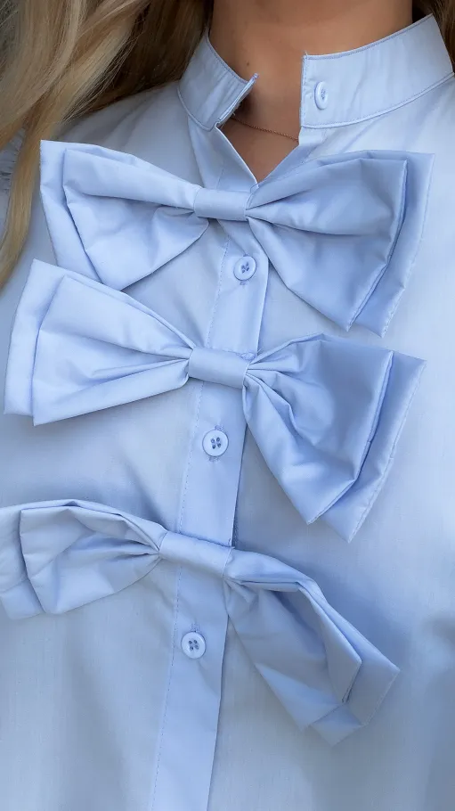 Błękitna bluzka koszulowa z kokardami - R355