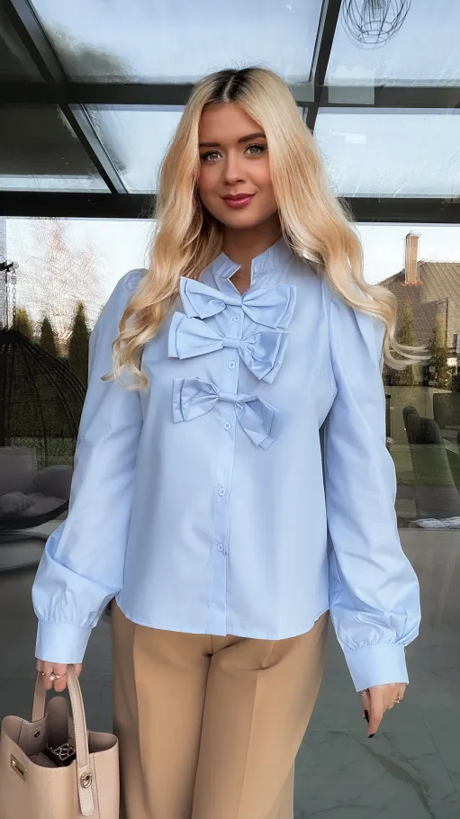 Błękitna bluzka koszulowa z kokardami - R355