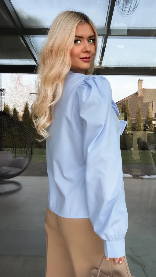 Błękitna bluzka koszulowa z kokardami - R355