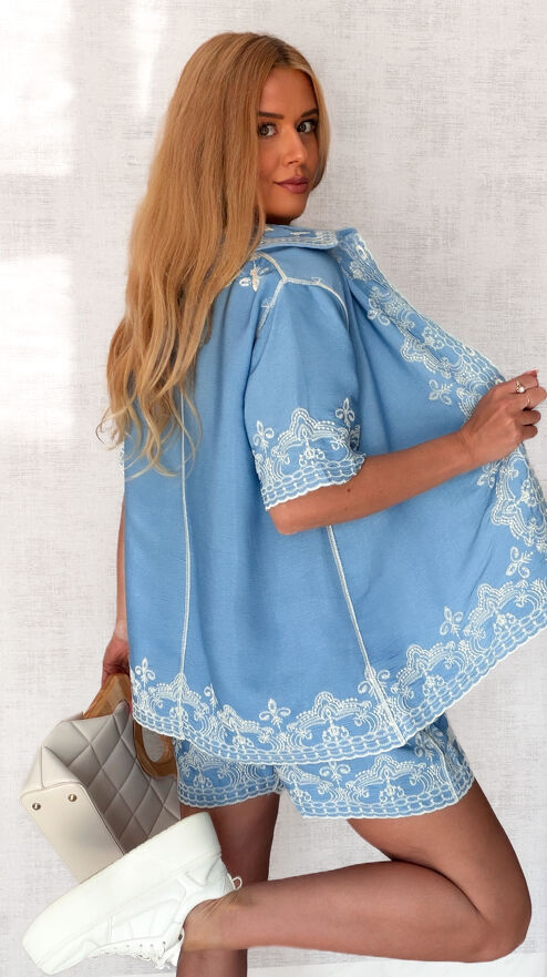 Miękki jeansowy komplet haftowany bluzka + spodenki - S232