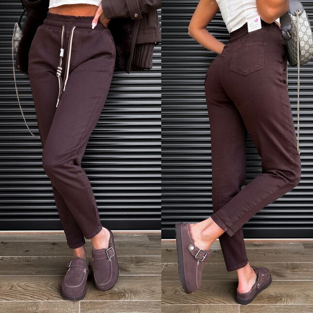 Elastyczne czekoladowe spodnie jeansowe MOM FIT z gumą w pasie - S264B
