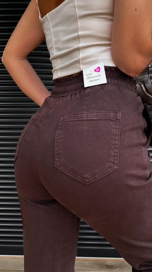 Elastyczne czekoladowe spodnie jeansowe MOM FIT z gumą w pasie - S264B