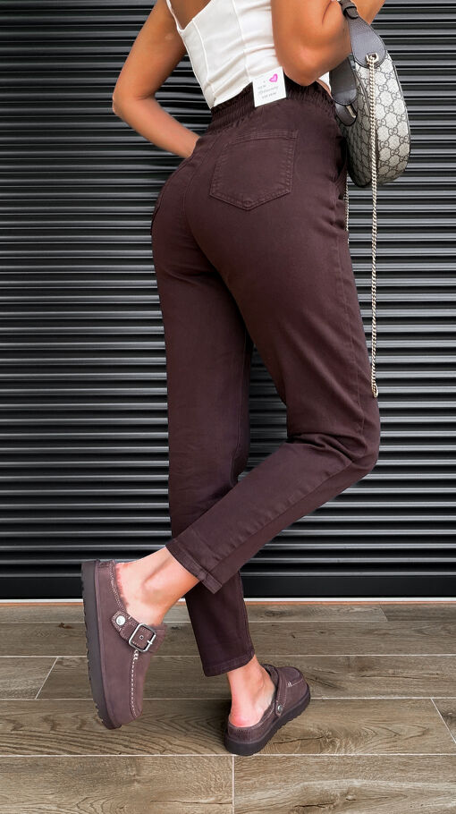 Elastyczne czekoladowe spodnie jeansowe MOM FIT z gumą w pasie - S264B