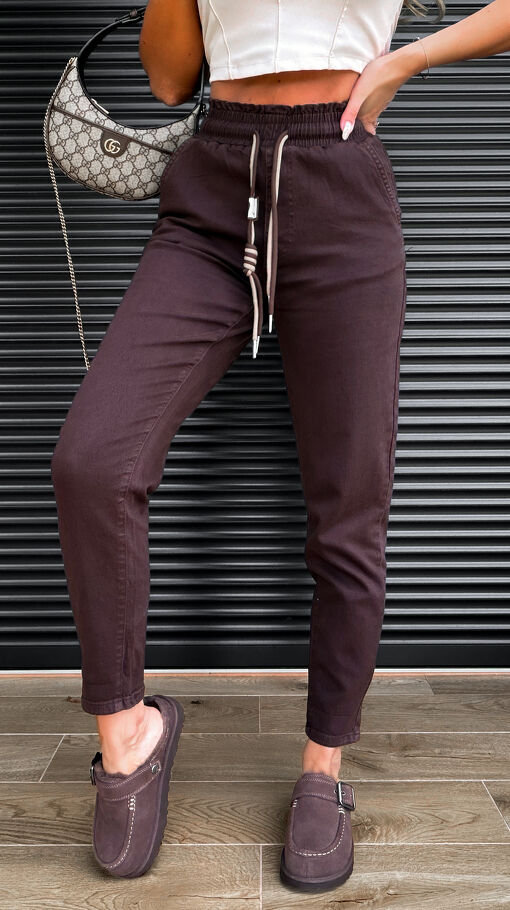 Elastyczne czekoladowe spodnie jeansowe MOM FIT z gumą w pasie - S264B
