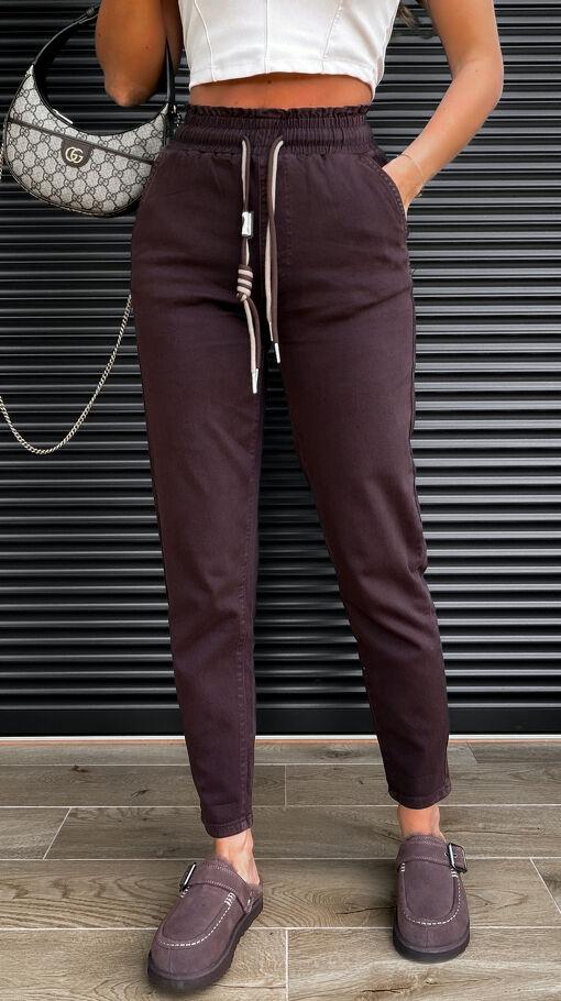Elastyczne czekoladowe spodnie jeansowe MOM FIT z gumą w pasie - S264B
