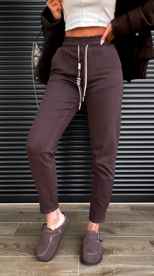 Elastyczne czekoladowe spodnie jeansowe MOM FIT z gumą w pasie - S264B