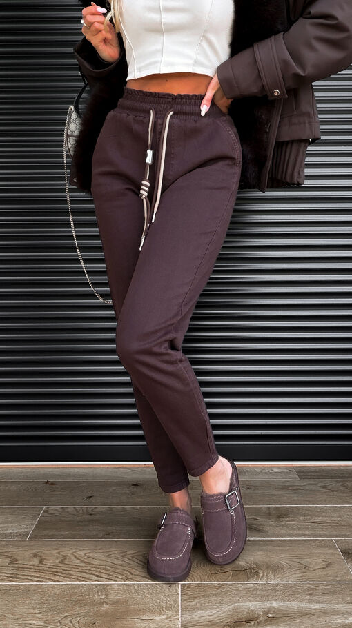 Elastyczne czekoladowe spodnie jeansowe MOM FIT z gumą w pasie - S264B