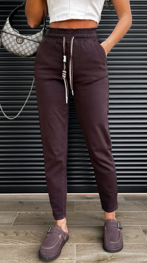 Elastyczne czekoladowe spodnie jeansowe MOM FIT z gumą w pasie - S264B