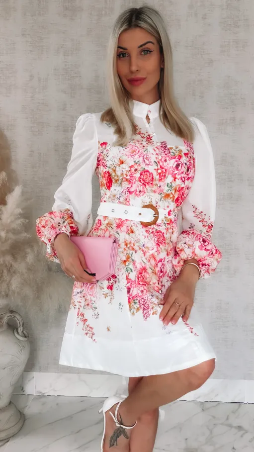 Elegancka wiosenna sukienka w różowo-czerwone kwiaty z paskiem - R740A