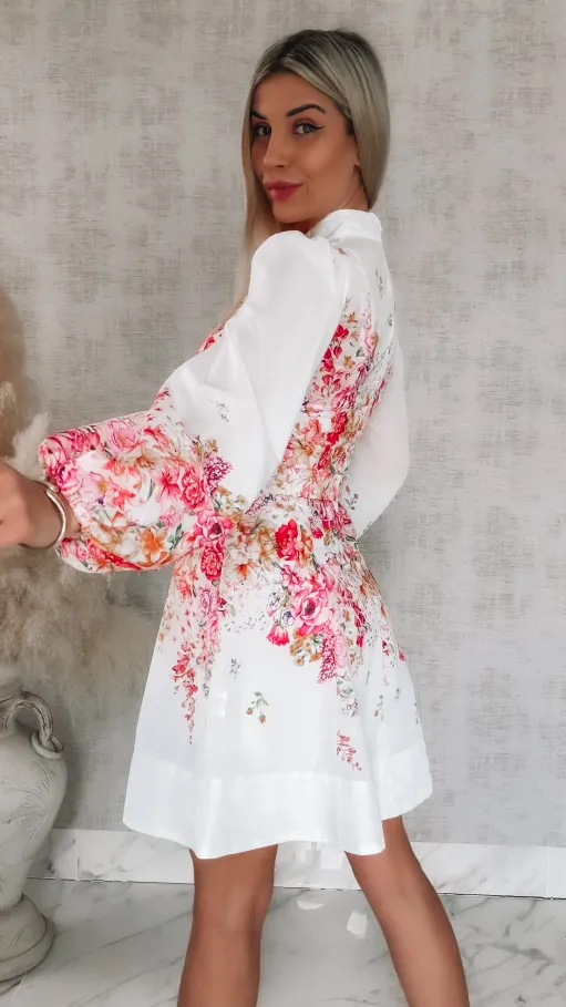 Elegancka wiosenna sukienka w różowo-czerwone kwiaty z paskiem - R740A