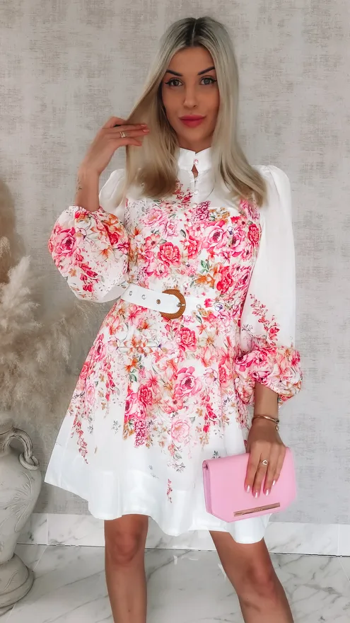 Elegancka wiosenna sukienka w różowo-czerwone kwiaty z paskiem - R740A