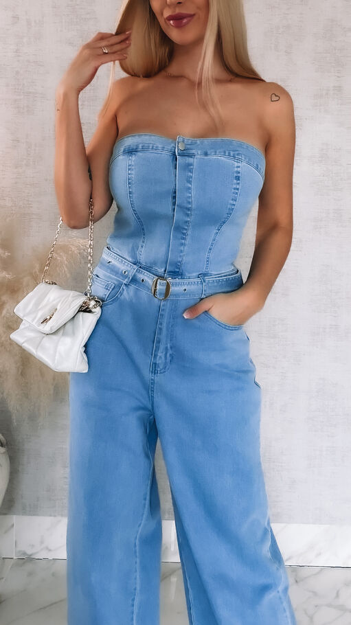 Elastyczny jeansowy kombinezon z odkrytym dekoltem BLUE JEANS - R779