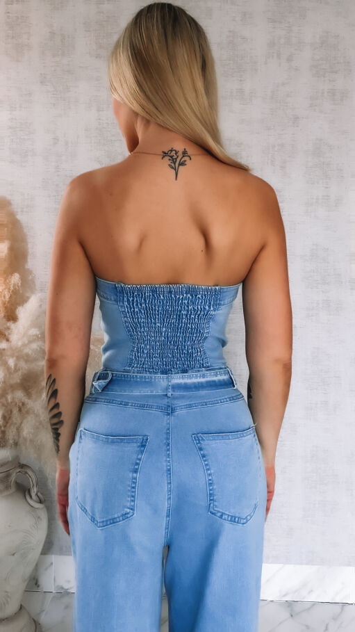 Elastyczny jeansowy kombinezon z odkrytym dekoltem BLUE JEANS - R779