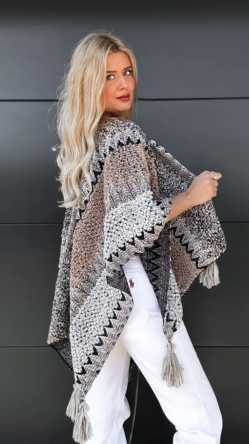 Modne PONCZO z pomponami szaro-beżowe ONE SIZE - P949