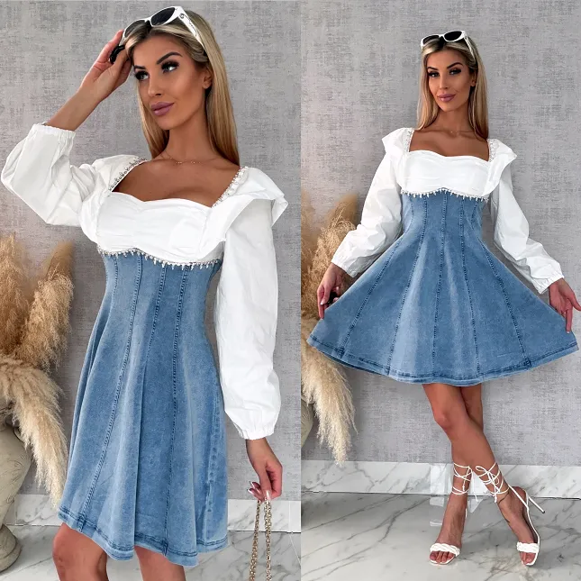 Jeansowa elastyczna sukienka z białym dekoltem i cyrkoniami - R603