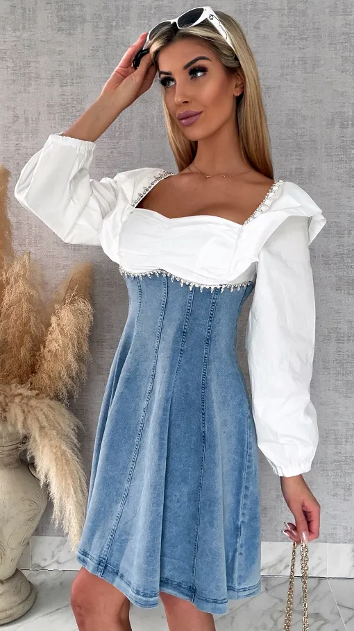 Jeansowa elastyczna sukienka z białym dekoltem i cyrkoniami - R603