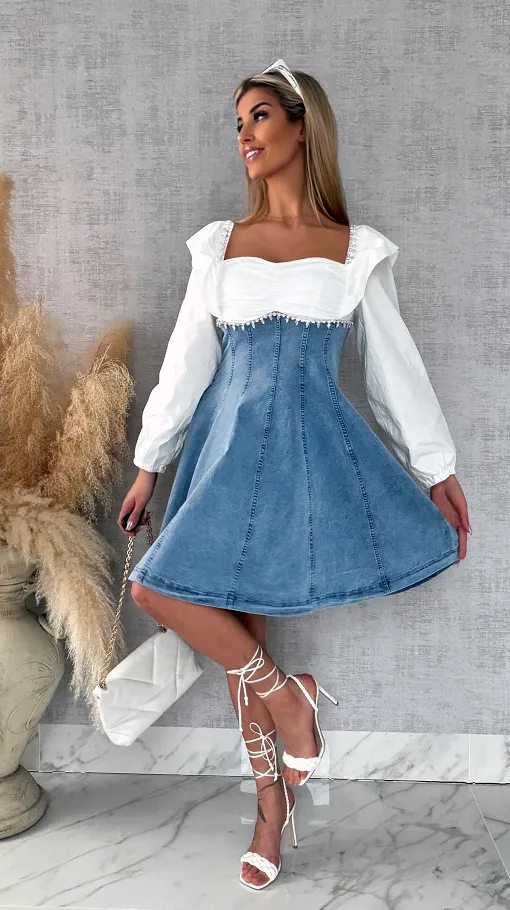 Jeansowa elastyczna sukienka z białym dekoltem i cyrkoniami - R603