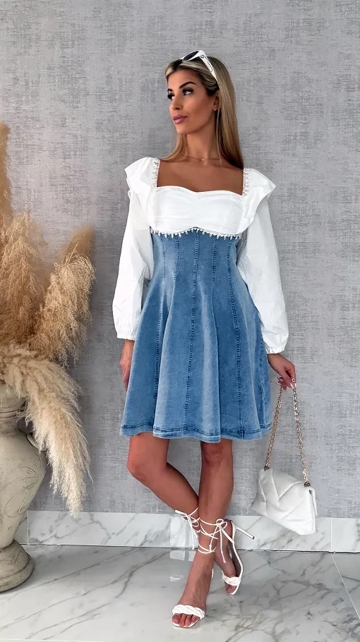 Jeansowa elastyczna sukienka z białym dekoltem i cyrkoniami - R603