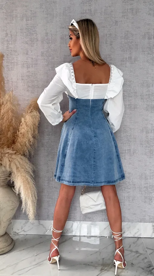 Jeansowa elastyczna sukienka z białym dekoltem i cyrkoniami - R603