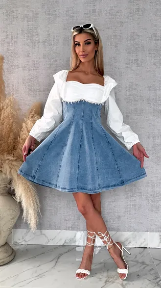 Jeansowa elastyczna sukienka z białym dekoltem i cyrkoniami - R603