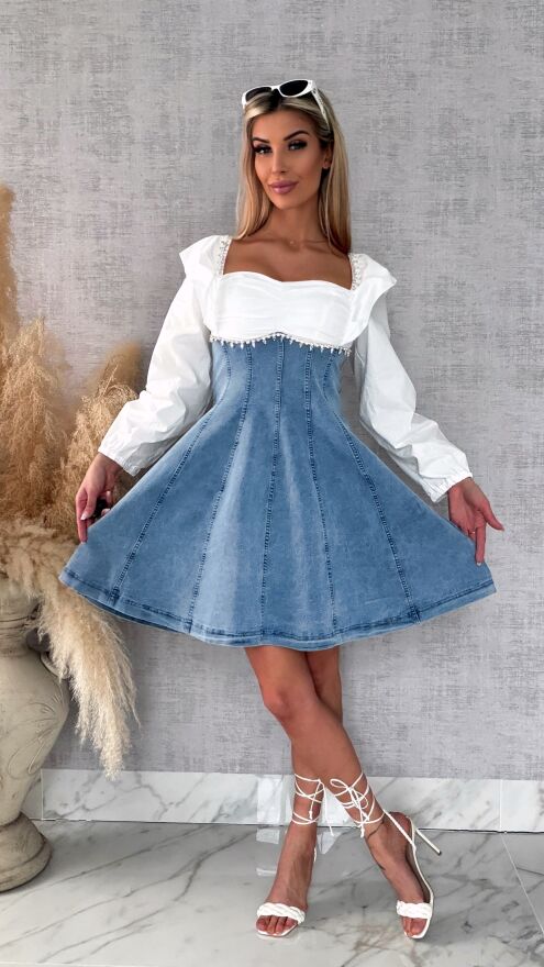 Jeansowa elastyczna sukienka z białym dekoltem i cyrkoniami - R603