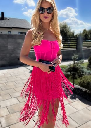 Różowa bandażowa sukienka z frędzlami na imprezę - M068