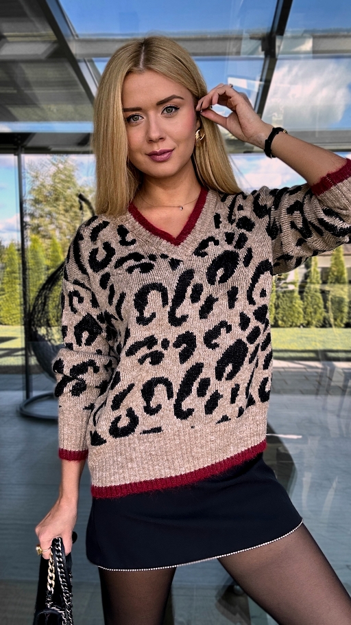 Beżowy sweter w panterkę z czerwoną lamówką - N830