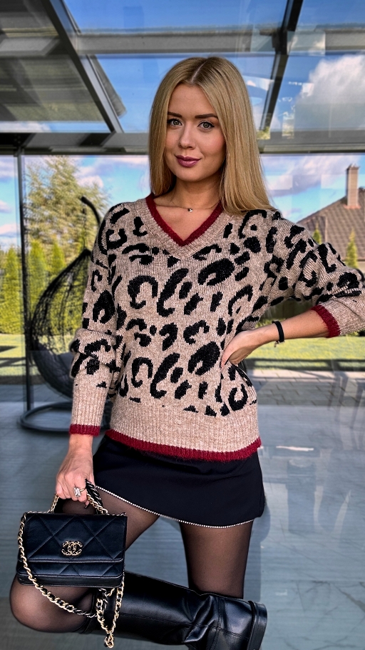 Beżowy sweter w panterkę z czerwoną lamówką - N830