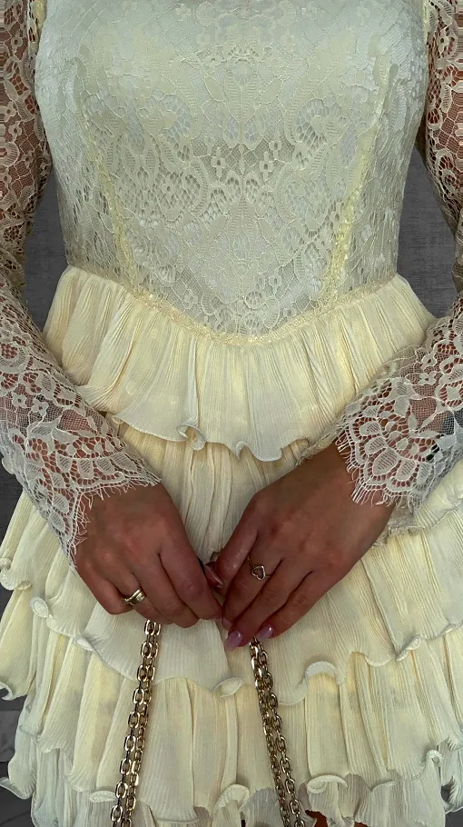 Niesamowita cytrynowa sukienka z koronki i falbanek - R479