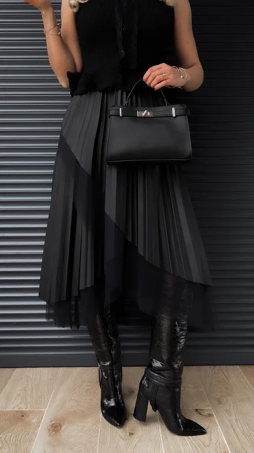 Asymetryczna elegancka spódnica z eko skóry zdobiona tiulem ONE SIZE - R399