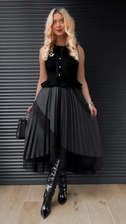 Asymetryczna elegancka spódnica z eko skóry zdobiona tiulem ONE SIZE - R399