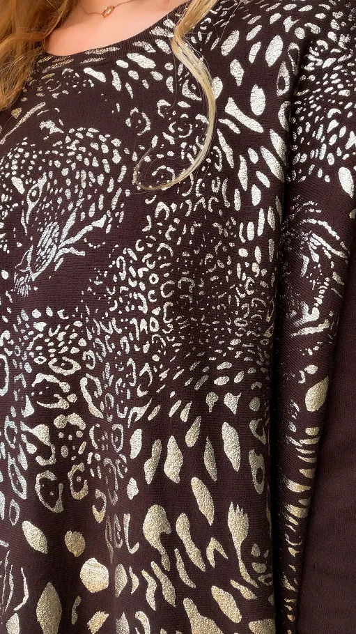 Luźny dzianinowy sweter ze złotą panterką w kolorze CZEKOLADOWYM - R171A